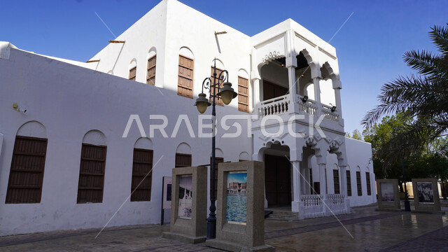البوابة الخارجية للمدرسة الاميرية في الهفوف بمدينة الاحساء، الفن الهندسي المعماري للمدارس على الطراز العربي الاسلامي، معالم اثريه تاريخية في المملكة العربية السعودية، مقصد تراثي وثقافي لجذب السياح من انحاء العالم