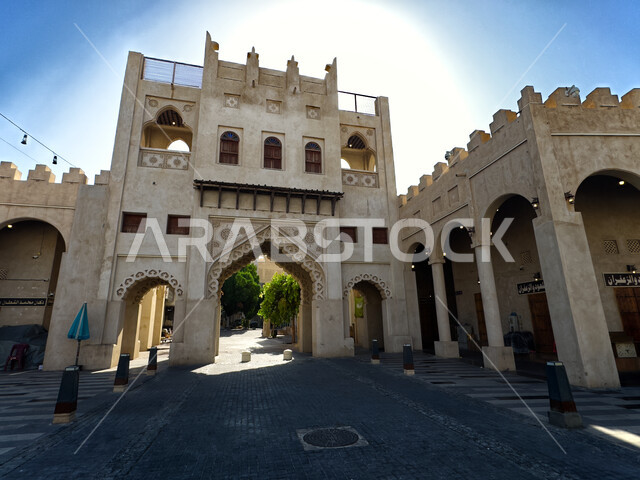 البوابة الخارجية للمدرسة الاميرية في الهفوف بمدينة الاحساء، الفن الهندسي المعماري للمدارس على الطراز العربي الاسلامي، معالم اثريه تاريخية في المملكة العربية السعودية، مقصد تراثي وثقافي لجذب السياح من انحاء العالم