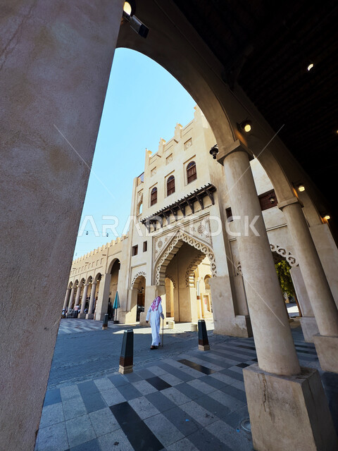 البوابة الخارجية للمدرسة الاميرية في الهفوف بمدينة الاحساء، الفن الهندسي المعماري للمدارس على الطراز العربي الاسلامي، معالم اثريه تاريخية في المملكة العربية السعودية، مقصد تراثي وثقافي لجذب السياح من انحاء العالم