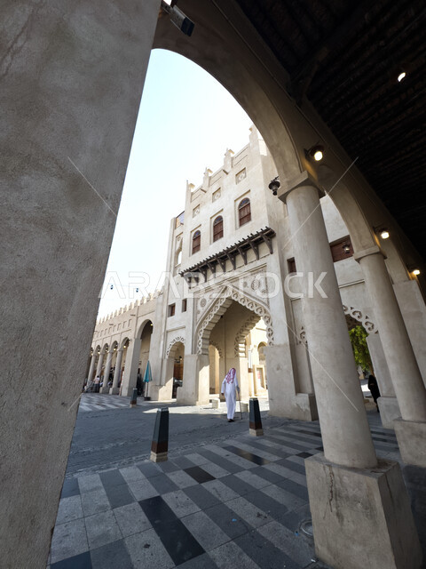 البوابة الخارجية للمدرسة الاميرية في الهفوف بمدينة الاحساء، الفن الهندسي المعماري للمدارس على الطراز العربي الاسلامي، معالم اثريه تاريخية في المملكة العربية السعودية، مقصد تراثي وثقافي لجذب السياح من انحاء العالم