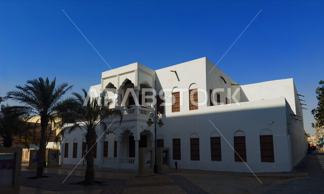 البوابة الخارجية للمدرسة الاميرية في الهفوف بمدينة الاحساء، الفن الهندسي المعماري للمدارس على الطراز العربي الاسلامي، معالم اثريه تاريخية في المملكة العربية السعودية، مقصد تراثي وثقافي لجذب السياح من انحاء العالم