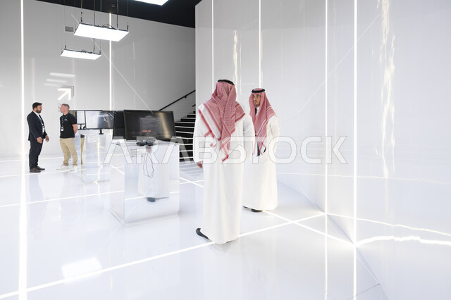 مركز الملك عبد العزيز الدولي للمؤتمرات في المملكة العربية السعودية، مجموعة من الزوار يتجولون في القاعات مؤتمر القمة العالمية للذكاء الاصطناعي في الرياض، نحو آفاق جديدة، ملتقى عالمي لتبادل الخبرات وعقد الشراكات، رؤية مستقبلية 2030