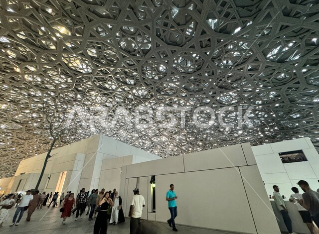 معالم ثقافية سياحية مشهورة, فعاليات ومعارض الامارات العربية المتحدة, تجمع الزوار في متحف اللوفر في أبوظبي الوطني، أماكن جذب واستقطاب السياح، الديكورات الداخلية المميزة للمتاحف