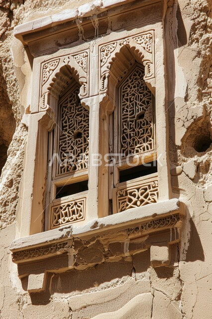 الفنون والتصاميم الهندسية المعمارية على الطراز الاسلامي للنوافذ، نافذة مشربية خشبية منحوتة بأنماط هندسية معقدة، الأناقة والتراث الثقافي التقليدي في منازل المملكة العربية السعودية
