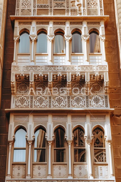 الفنون والتصاميم الهندسية المعمارية على الطراز الاسلامي للنوافذ، نافذة مشربية خشبية منحوتة بأنماط هندسية معقدة، الأناقة والتراث الثقافي التقليدي في منازل المملكة العربية السعودية