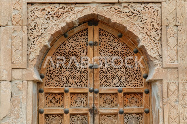الابواب المصنوعة على الطراز الخشبي القديم, الفنون الهندسية المعمارية والتصاميم الاسلامية للأبواب القديمة في المملكة العربية السعودية, باب خشبي منحوت بالنقوش والزخارف التراثية العربية
