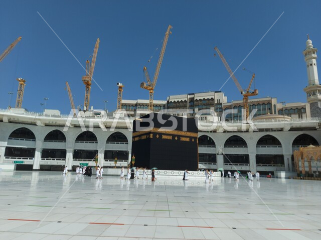 معتمرون يطوفون حول الكعبه المشرفة، مناسك العمرة في مكة المكرمة أيام انتشار فايروس كورونا في المملكة العربية السعودية، اتباع اجراءات الوقاية و السلامة من كوفيد ١٩، أماكن إسلامية دينية مقدسة, أداء العبادات والصلوات والتقرب الى الله