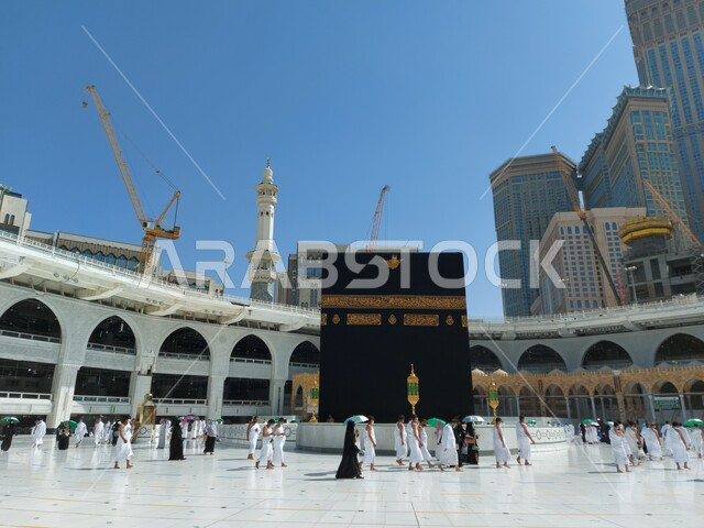 معتمرون يطوفون حول الكعبه المشرفة، مناسك العمرة في مكة المكرمة أيام انتشار فايروس كورونا في المملكة العربية السعودية، اتباع اجراءات الوقاية و السلامة من كوفيد ١٩، أماكن إسلامية دينية مقدسة, أداء العبادات والصلوات والتقرب الى الله