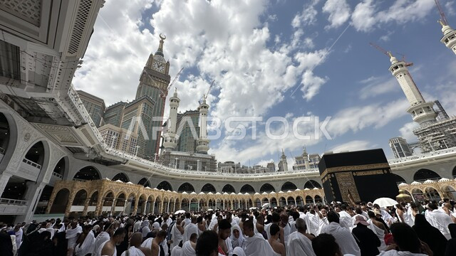 أداء الفرائض الدينية في موسم الحج, طواف الحجاج حول الكعبة المشرفة في مكة المكرمة في الحرم المكي الشريف, وجهة المسلمين من جميع بقاع الأرض, أماكن إسلامية مشهورة مقدسة, الفن الهندسي المعماري لبرج الساعة, مفهوم العبادة و التقرب الى الله تعالى