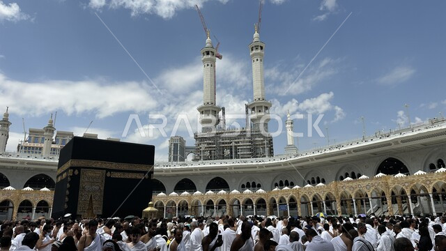 المسجد الحرام في مكة المكرمة بالمملكة العربية السعودية, تجمع الحجاج والمعتمرين في ساحة الحرم المكي الشريف, وجهة المسلمين من جميع بقاع الأرض, أماكن دينية إسلامية مشهورة, الفن الهندسي المعماري للمآذن على الطراز الإسلامي، أداء الفرائض والصلاة والعبادات والتقرب إلى الله