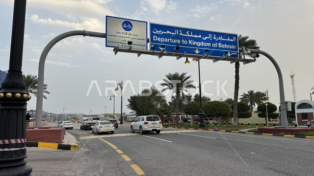 الحركة المرورية للسيارات في شوارع مدينة الرياض في وقت النهار, وسائل النقل والمواصلات في المملكة العربية السعودية, لافتات ولوحات ارشادية, المنطقة الشرقية بجدة، خلفية السماء المليئة بالغيوم البيضاء