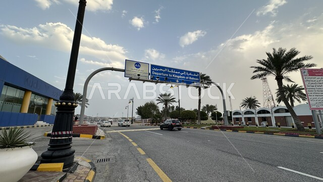 الحركة المرورية للسيارات في شوارع مدينة الرياض في وقت النهار, وسائل النقل والمواصلات في المملكة العربية السعودية, لافتات ولوحات ارشادية, المنطقة الشرقية بجدة، خلفية السماء المليئة بالغيوم البيضاء