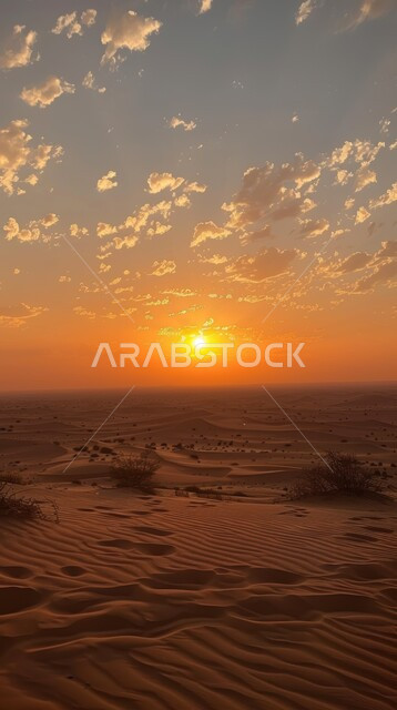 التكوينات والتشكيلات من الرمال الذهبية في صحراء شبه الجزيرة العربية، الكثبان والتلال الرملية الناعمة المتشكلة في الصحاري الخليجية, التضاريس والبيئة الجافة في الطبيعة الصحراوية، منظر غروب الشمس في السماء فوق حبات الرمل 