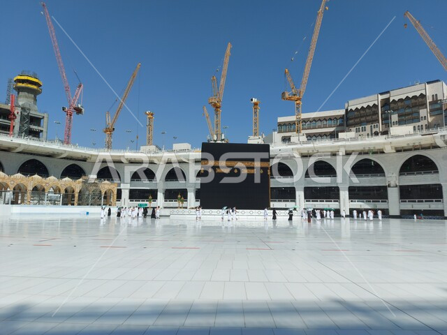 أماكن إسلامية دينية مقدسة, أداء العبادات والصلوات والتقرب الى الله، معتمرون يطوفون حول الكعبه المشرفة، مناسك العمرة في مكة المكرمة أيام انتشار فايروس كورونا في المملكة العربية السعودية، اتباع اجراءات الوقاية و السلامة من كوفيد ١٩