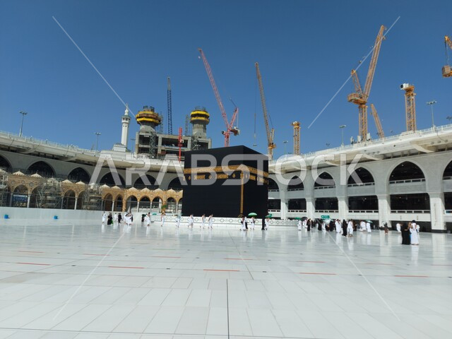 أماكن إسلامية دينية مقدسة, أداء العبادات والصلوات والتقرب الى الله، معتمرون يطوفون حول الكعبه المشرفة، مناسك العمرة في مكة المكرمة أيام انتشار فايروس كورونا في المملكة العربية السعودية، اتباع اجراءات الوقاية و السلامة من كوفيد ١٩