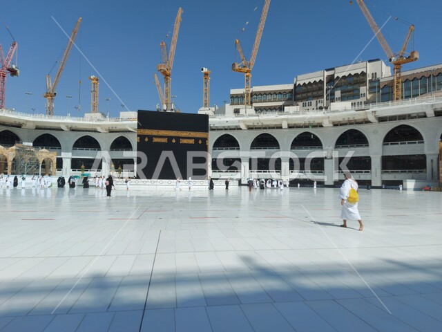 أماكن إسلامية دينية مقدسة, أداء العبادات والصلوات والتقرب الى الله، معتمرون يطوفون حول الكعبه المشرفة، مناسك العمرة في مكة المكرمة أيام انتشار فايروس كورونا في المملكة العربية السعودية، اتباع اجراءات الوقاية و السلامة من كوفيد ١٩