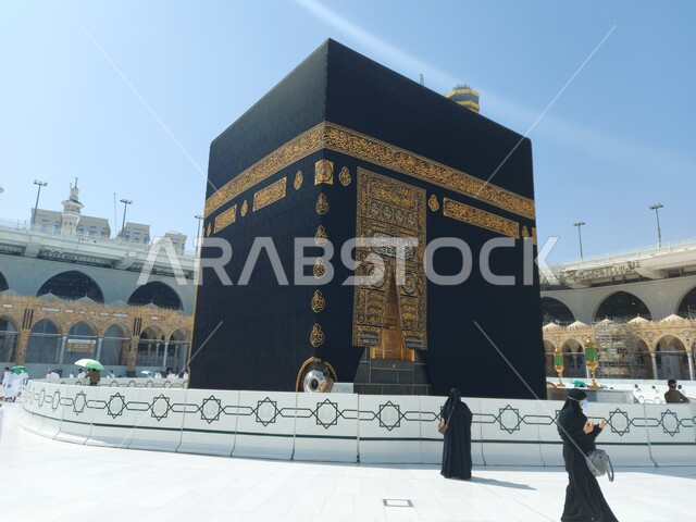 وضع الحرم المكي في ايام انتشار فايروس كورونا في المملكة العربية السعودية، معتمرون يطوفون حول الكعبه المشرفة، أداء مناسك العمرة والحج في مكة المكرمة، اتباع اجراءات الوقاية و السلامة من كوفيد ١٩، أماكن ومعالم إسلامية دينية مقدسة, أداء العبادات والصلوات والتقرب الى الله