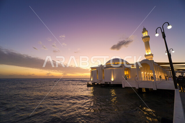  الفن الهندسي المعماري لبناء المساجد على الطراز الإسلامي، نداء المسلمين للصلاة والعبادة والتقرب الى الله، صورة لمسجد الرحمة العائم على ساحل البحر الأحمر في مدينة جدة بالمملكة العربية السعودية وقت غروب الشمس ، إطلالة بحرية ساحلية، المناطق الدينية السياحية المشهورة