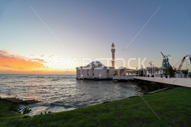  الفن الهندسي المعماري لبناء المساجد على الطراز الإسلامي، نداء المسلمين للصلاة والعبادة والتقرب الى الله، صورة لمسجد الرحمة العائم على ساحل البحر الأحمر في مدينة جدة بالمملكة العربية السعودية وقت غروب الشمس ، إطلالة بحرية ساحلية، المناطق الدينية السياحية المشهورة