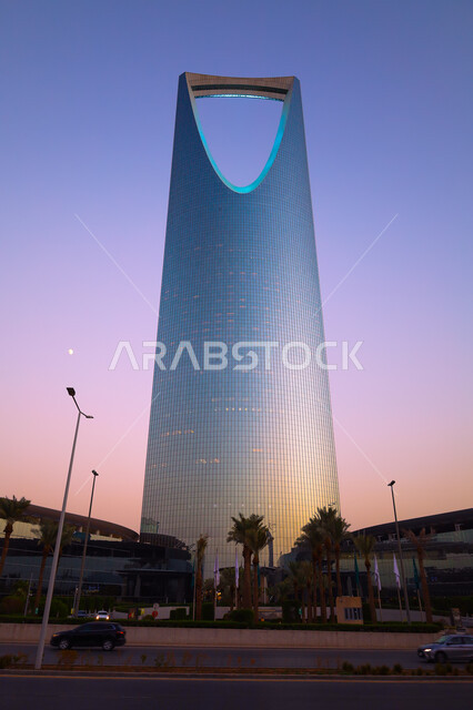 المباني السكنية والشوارع في العاصمة, جذب السياح الأجانب إلى المعالم والأماكن السياحية المشهورة الموجودة في السعوديه، الفن الهندسي المعماري لبرج المملكة  في مدينة الرياض، التصميم المتطور والحديث للأبراج وناطحات السحاب
