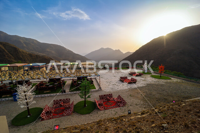 قضاء أوقات هادئة في التأمل والاستجمام، الحدائق والمنتزهات الحضارية بمنطقة أبها في عسير، إطلالة على الطبيعة الخضراء والمنتزهات، تضاريس البيئة الجبلية الصخرية وسلاسل الجبال والقمم العالية، أماكن طبيعية للمغامرات ورحلات السفاري في السعودية