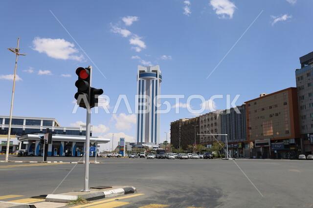 النمو والتقدم العمراني، الفن الهندسي المعماري لبرج قلب الطائف في السعودية، الاماكن السياحية المشهورة في المملكة،  حركة مرور السيارات في الطرق والشوارع في وقت النهار، المباني والابراج التجارية على الطراز العصري الحديث