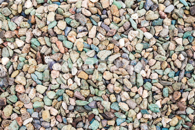 صورة مقربة لحصى ملونة ، خلفية لحصى ملونة في قرية ينبع النخل بالمملكة العربية السعودية