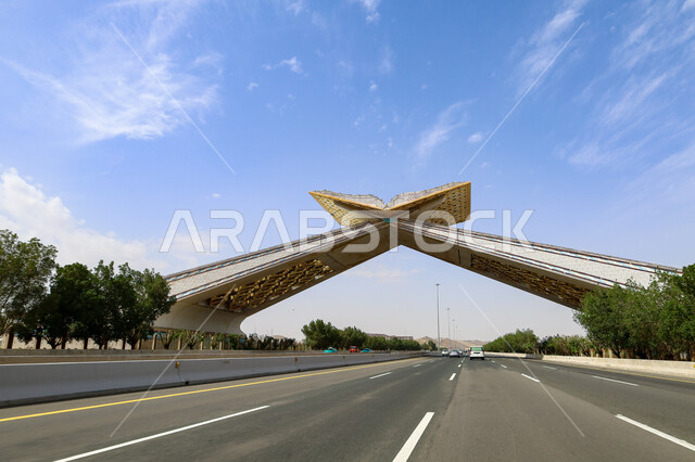 السفر والتنقل على الطريق السريع بين جدة ومكة المكرمة, مجسم بوابة القرآن على شكل المصحف الشريف في الطريق السريع, أماكن دينية مشهورة مقدسة, الحركة المرورية في الطرقات و الشوارع المعبدة في المملكة العربية السعودية