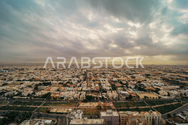 تقدم وتطور الهندسة المعمارية في المملكة العربية السعودية، صورة من الاعلى للنمو العمراني للمنشآت والمباني السكنية والتجارية في مدينة جدة، الاهتمام بزراعة الاشجار و النباتات، المدن والمعالم السياحية المشهورة، منظر السماء الممتلئة بالغيوم البيضاء