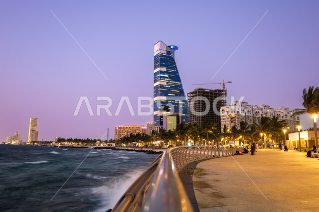 الواجهة البحرية لكورنيش مدينة جدة في المملكة العربية السعودية، الفن الهندسي المعماري للابراج وناطحات السحاب المضيئة وقت غروب الشمس، معالم سياحيه مشهورة,  النمو والتطور العمراني، الاستمتاع بالمناظر الطبيعية المائية