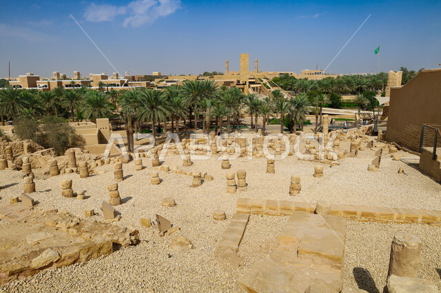 معالم تاريخية شعبية قديمة، أشجار النخيل الخضراء في وضح النهار، حي الطريف التاريخي في الدرعية في مدينة الرياض، البيوت والمباني الأثرية في المملكة العربية السعودية، أماكن سياحة في السعودية