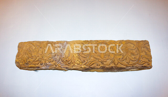 صورة لكرنيش من حجر الشميسي ، من زخارف المسجد الحرام   داخل متحف الحرمين الشريفين في مكة المكرمة ، معالم اسلامية دينية ، من اجمل المتاحف في المملكة العربية السعودية