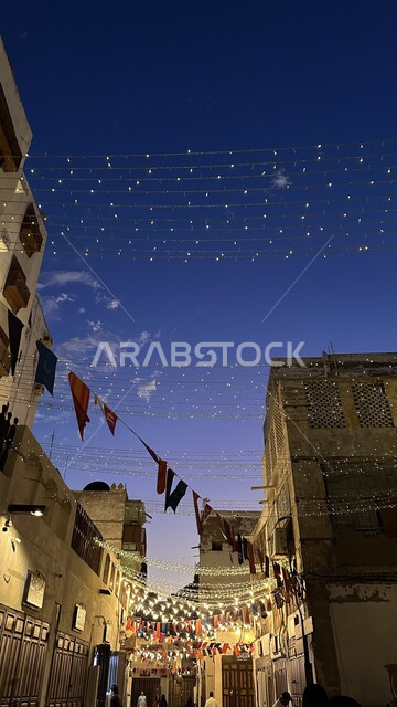 زينة وأضواء الشهر الفضيل، توافد الزوار إلى البلدة الاثرية في شهر رمضان المبارك، الفن الهندسي المعماري على الطراز العربي الإسلامي، القرية التاريخية في مدينة جدة، أماكن سياحية جذابة في المملكة العربية السعودية، النوافذ الخشبية والأبنية القديمة في وقت الليل