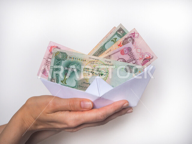 عدد من الأوراق المالية البحرية, صورة مقربة للعملات الورقية من جميع الفئات, العملة الرسمية المتداولة في البيع والشراء, مجال الاستثمار والتمويل, الاقتصاد الوطني البحريني , خلفية رمادية