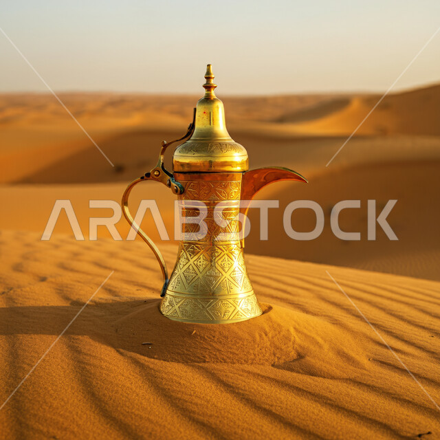 دلة قهوة عربية نحاسية وسط الرمال الذهبية الناعمة المتموجة في الصحراء، نمط الحياة في البادية، منتجات محلية وطنية، الاستمتاع بالمشروبات الساخنة في الطبيعة الصحراوية في المملكة العربية السعودية