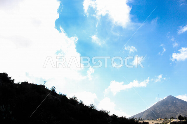 صورة إبداعية ظلية لجبال الشفا في مدينة الطائف بالمملكة العربية السعودية ، جمال الطبيعة الخلابة في سماء السعودية بخلفية من المرتفعات الجبلية ، السياحة بالسعودية ، معالم أثرية سياحية