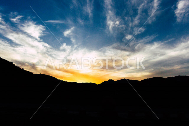 صورة إبداعية ظلية لجبال الشفا في مدينة الطائف بالمملكة العربية السعودية ، جمال الطبيعة الخلابة في سماء السعودية بخلفية من المرتفعات الجبلية ، السياحة بالسعودية ، معالم أثرية سياحية