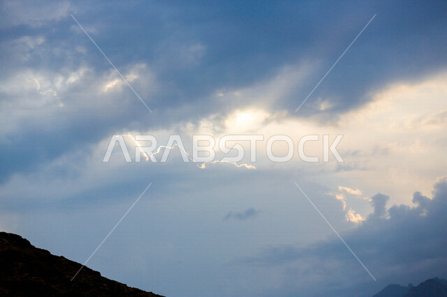صورة إبداعية ظلية لجبال الشفا في مدينة الطائف بالمملكة العربية السعودية ، جمال الطبيعة الخلابة في سماء السعودية بخلفية من المرتفعات الجبلية ، السياحة بالسعودية ، معالم أثرية سياحية
