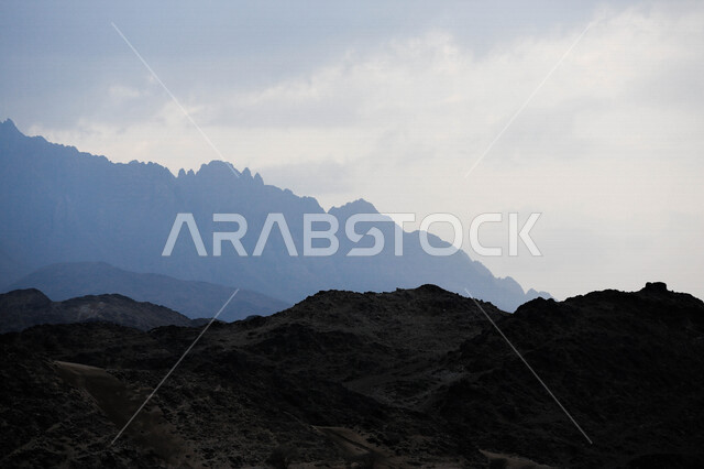 صورة إبداعية ظلية لجبال الشفا في مدينة الطائف بالمملكة العربية السعودية ، جمال الطبيعة الخلابة في سماء السعودية بخلفية من المرتفعات الجبلية ، السياحة بالسعودية ، معالم أثرية سياحية