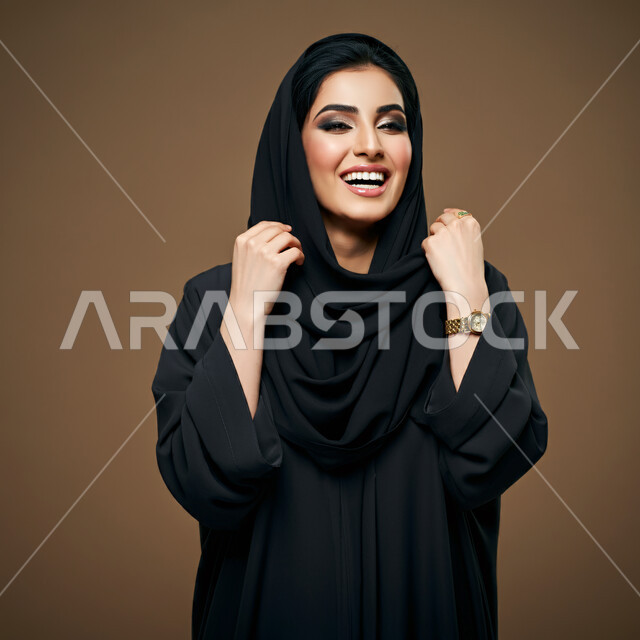 مفهوم النعومة والأنوثة، الشياكة والأناقة والاعتناء بالمظهر الخارجي، بورتريه مقرب لأمراة عربية خليجية سعودية محجبة مبتسمة ترتدي العباءة السوداء تنظر الى الكاميرا بتعابير الفرح والسعادة والسرور، خلفية بني