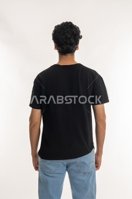 الاهتمام بالمظهر الخارجي، الوقوف باستقامة وثبات، بورتريه من الخلف لشاب عربي خليجي إماراتي يرتدي الزي الكاجوال، الهيبة والرجولة والشياكة، أناقة الشباب الاماراتيين، خلفية بيضاء