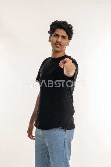 طلب التوقف عن فعل الأخطاء, بورتريه لشاب عربي خليجي إماراتي برتدي الزي الكاجوال يرفع اصبع السبابة للاعلى لتحديد شخص ما ( أنت ), الشعور بالإنزعاج والرغبة بالإنتقام، إلقاء اللوم و الاتهام، خلفية بيضاء