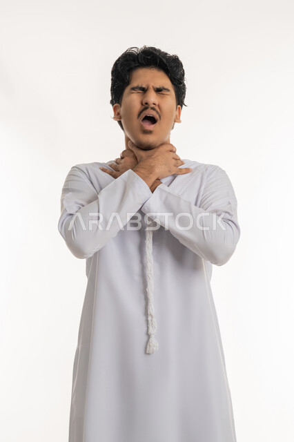 الشعور بالضيق في التنفس, الإصابة بالأمراض التنفسية, الحاجة إلى المساعدة و الإنقاذ, بورتريه لشاب مراهق عربي خليجي إماراتي يرتدي الكندورة يضع يديه حول عنقة بتعابير الاختناق, خلفية بيضاء