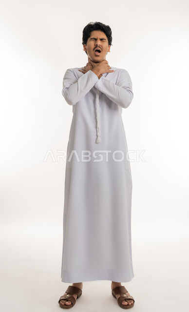 الشعور بالضيق في التنفس, الإصابة بالأمراض التنفسية, الحاجة إلى المساعدة و الإنقاذ, بورتريه لشاب مراهق عربي خليجي إماراتي يرتدي الكندورة يضع يديه حول عنقة بتعابير الاختناق, الجسم بالطول الكامل, خلفية بيضاء