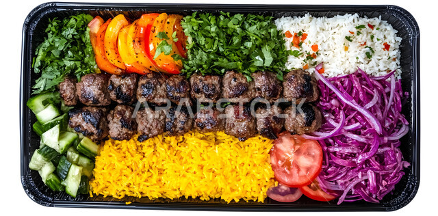 وجبة ذات قيمة غذائية عالية, وصفات المطبخ السعودي الغني بالنكهات المميزة، أطعمة غنية بالبروتين، مطاعم للمأكولات العربية الشرقية، طبق معدني مكون من اللحم المشوي و الخضار، خلفية بيضاء