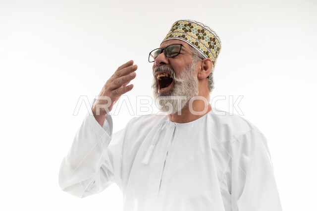 الإحساس بالتعب والإرهاق وضرورة أخذ قسط من الراحة، التثاؤب والخمول والحاجة إلى النوم، بورتريه مقرب لرجل شايب عربي خليجي عماني يرتدي الدشداشة والكمه العمانية والنظارة الطبية يضع يده امام فمه بإيماءات النعاس والكسل، خلفية بيضاء