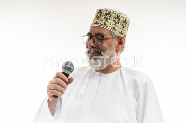 الاستفادة من خبرات كبار السن وتبادل الحوار والأسئلة، الدورات التدريبية و ورشات العمل، إلقاء المحاضرات وإقامة الندوات، بورتريه مقرب لرجل شايب عربي خليجي عماني يرتدي الدشداشة والكمه والنظارة الطبية يحمل مكبر الصوت بيده ويقوم بالنقاشات الهامة،  خلفية بيضاء