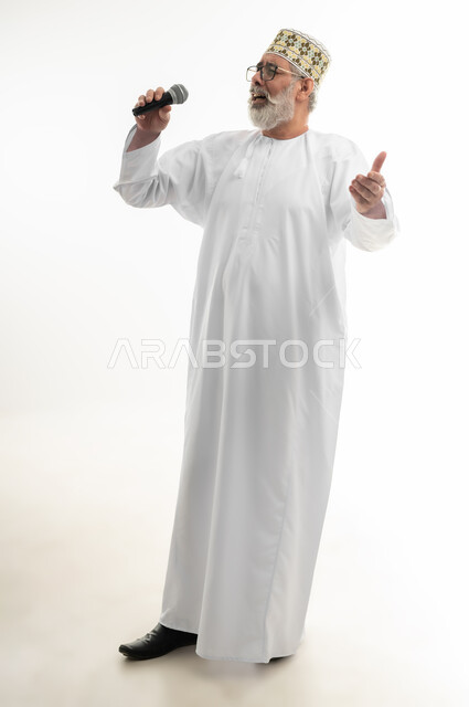 الدورات التدريبية و ورشات العمل، إلقاء المحاضرات وإقامة الندوات، تبادل الحوار والاستفادة من خبرات كبار السن، بورتريه لرجل شايب عربي خليجي عماني يرتدي الدشداشة والكمه والنظارة الطبية يحمل مكبر الصوت بيده ويقوم بالنقاشات الهامة، الجسم بالطول الكامل، خلفية بيضاء