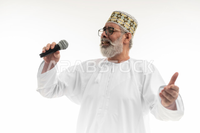 إقامة الندوات وإلقاء المحاضرات، الاستفادة من خبرات كبار السن وتبادل الحوار والأسئلة، الدورات التدريبية و ورشات العمل، بورتريه مقرب لرجل شايب عربي خليجي عماني يرتدي الدشداشة والكمه والنظارة الطبية يحمل مكبر الصوت بيده ويقوم بالنقاشات الهامة،  خلفية بيضاء