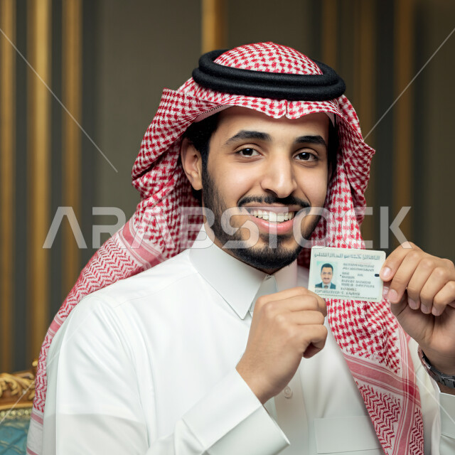 التعريف عن الهوية الشخصية, مفهوم الاناقة والاهتمام بالمظهر الخارجي, صورة مقربة لرجل عربي خليجي سعودي مبتسم يرتدي الثوب التقليدي والشماغ ينظر الى الكاميرا بايماءات الثقة بالفس والسرور